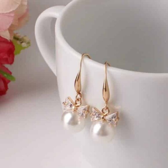 Bowtie Peal Earrings - Picture 5 of 5